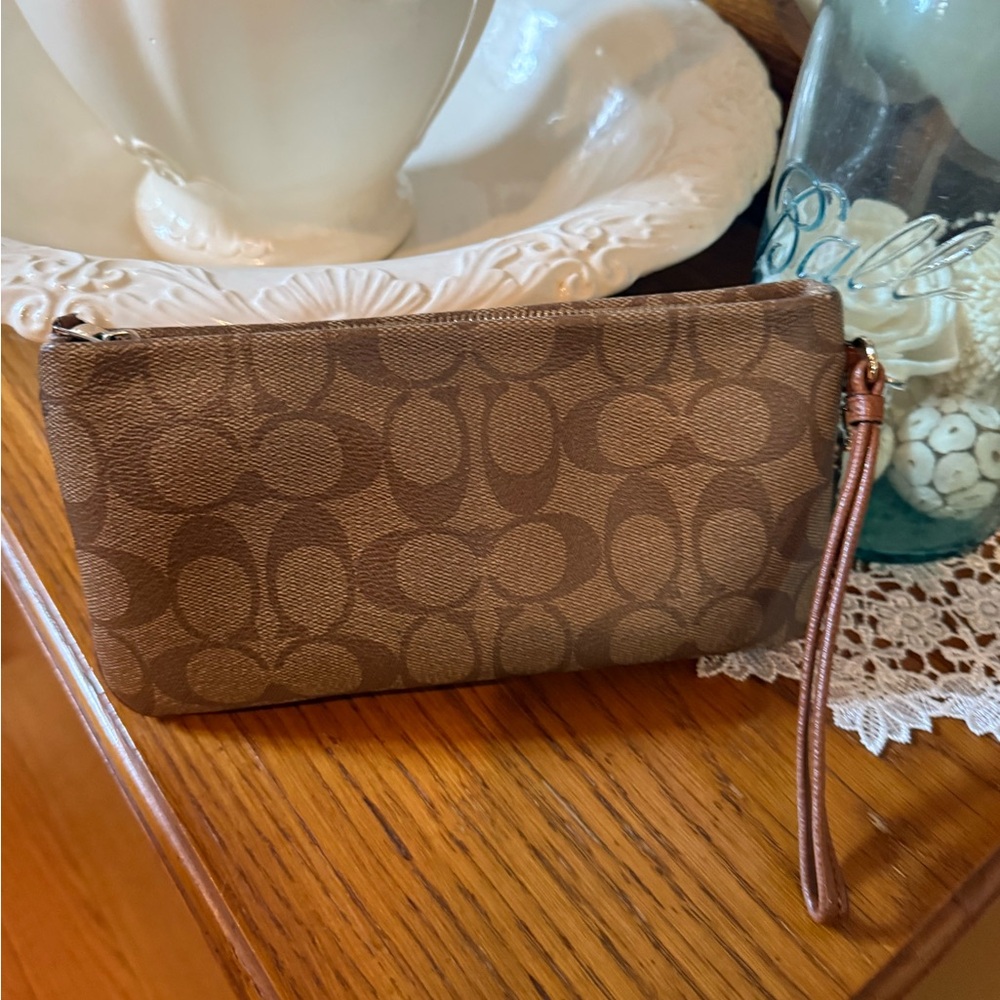 Coach - Picture 2 of 6
